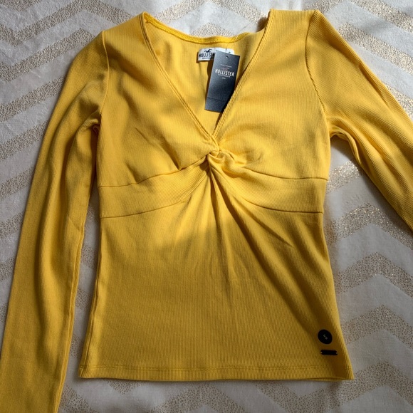 🛍3/$25
Hollister Wrap Top - Picture 4 of 7